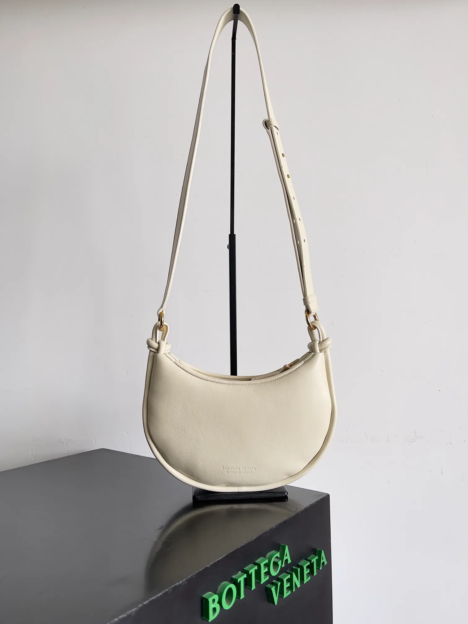 Batch 1720 BOTTEGA VENETA’s new GEMELLI MESSENGER bag Today I want to give you a super invincible and practical crossbody bag, Gemelli·Messenger This bag not only looks simple and elegant, but also has perfect practicality! The light design and lightweight body make it easy to carry whether you are shopping or traveling, making you more mobile! In fact, the shoulder strap is detachable, and you can DIY it by yourself to replace it with a chain or short armpit shoulder strap. Moreover, this shoulder strap will be wider, making it more comfortable to carry on your body! up! up! Style number: 796638 Size: 26*15*8cm